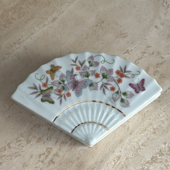 Beautiful Avon 1980 Vintage Porcelain Jewelry Box - Picture 1 of 8